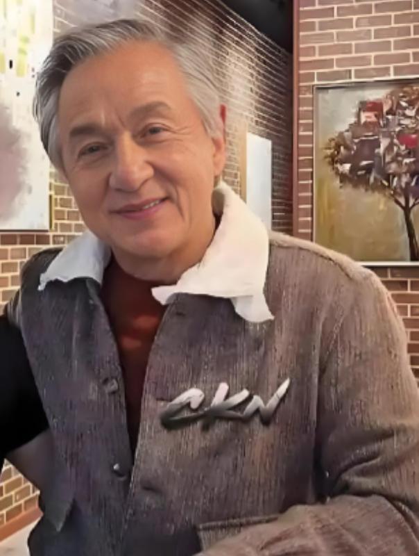 成龙大哥这辈子大概率要遗憾终生了！他挣再多的钱，再有巨星光环，2025年，已经7