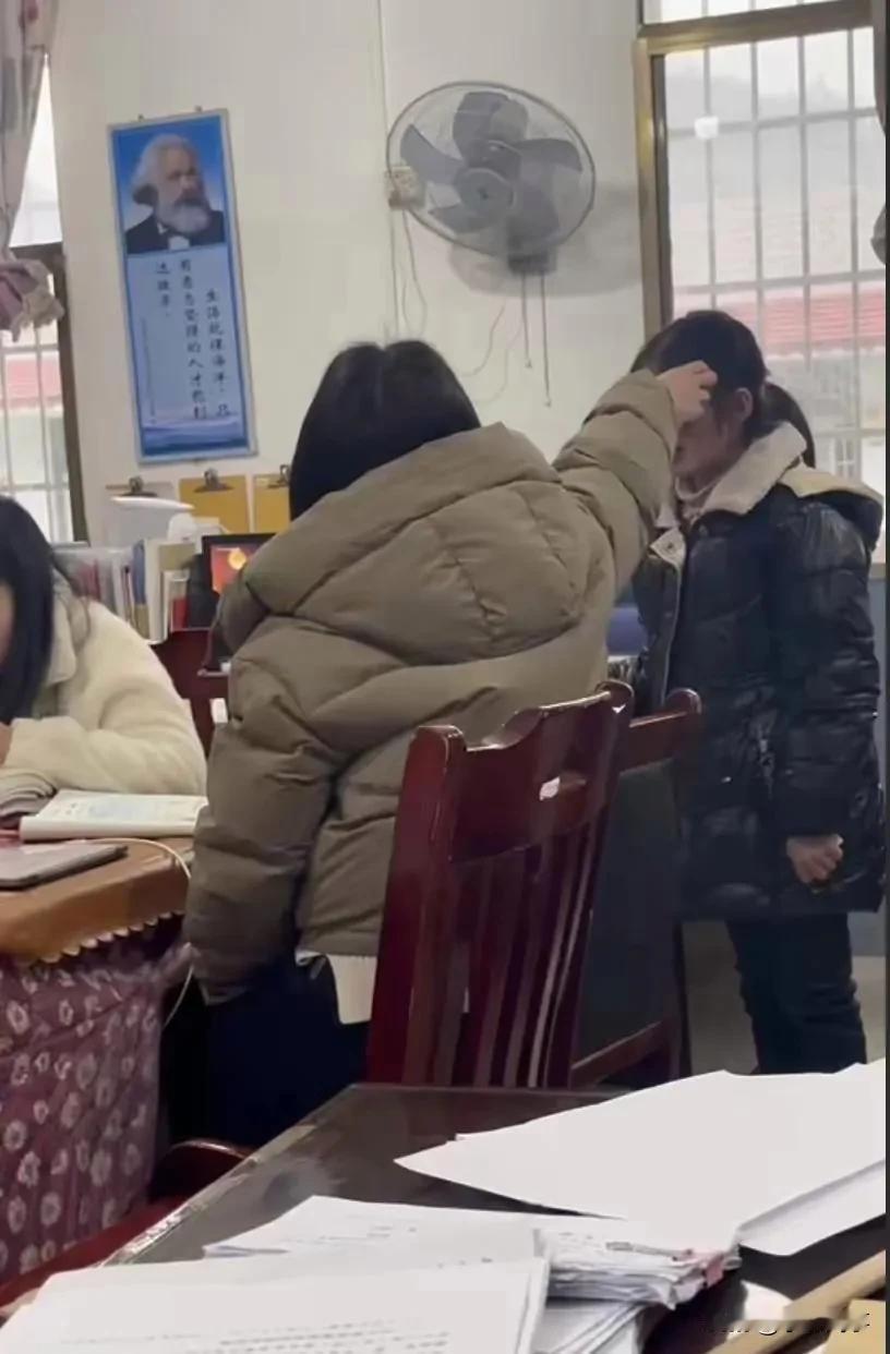 这样的人还配当老师吗？作为家长老师这样侮辱学生你们能接受吗？