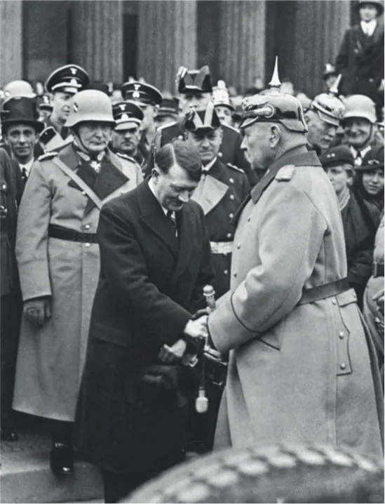 1934年3月12日，在纪念一战的“人民哀悼日”上，兴登堡手持元帅节杖，身着元帅...