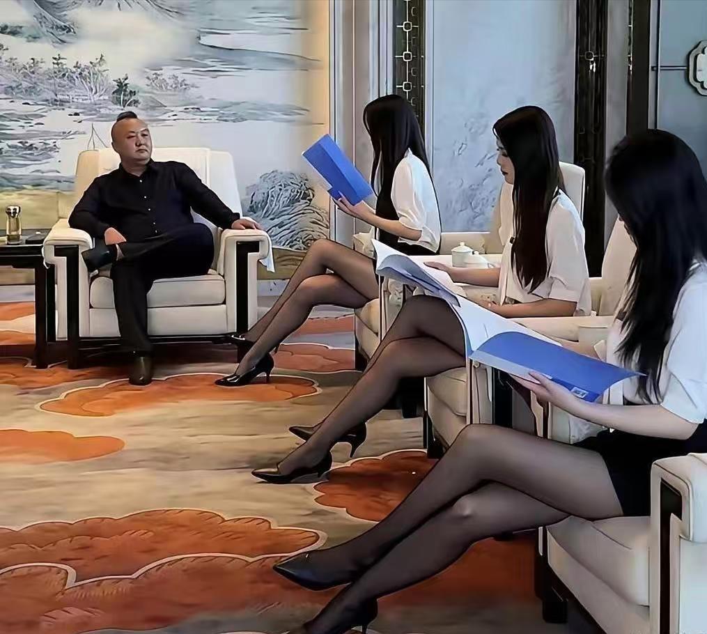 这公司，咱先不说效益咋样，这排面属实给你拉满了——老板亲自带队，仨美女销售经理作