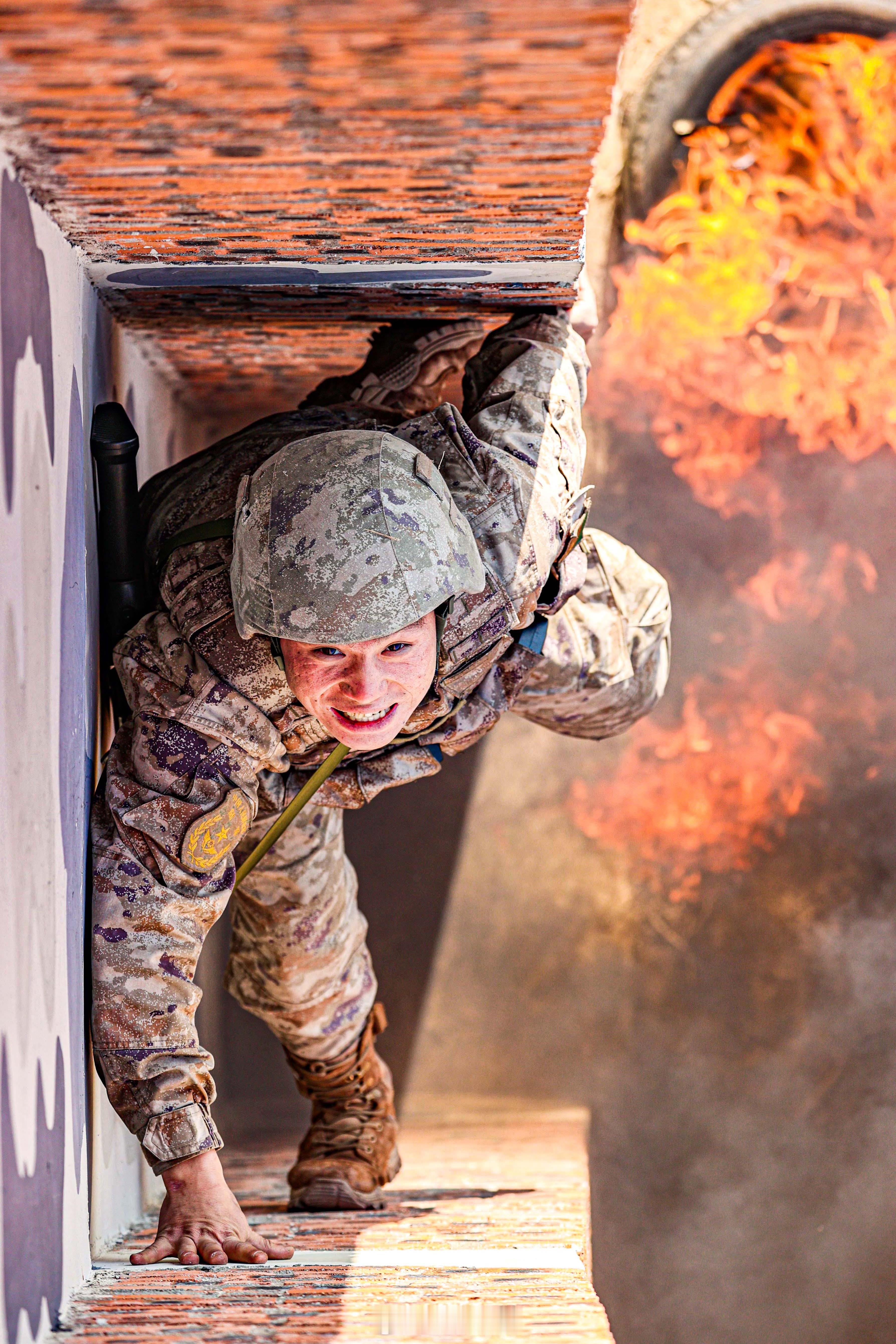 【硝烟弥漫！侦察兵连贯考核太高燃】近日，陆军第71集团军某旅组织开展实战化侦察连