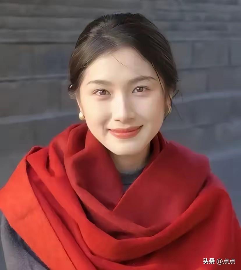 清秀女大学生前往上海参加面试，面试官抛出一道字谜提问，询问一百个口组合起来是什么