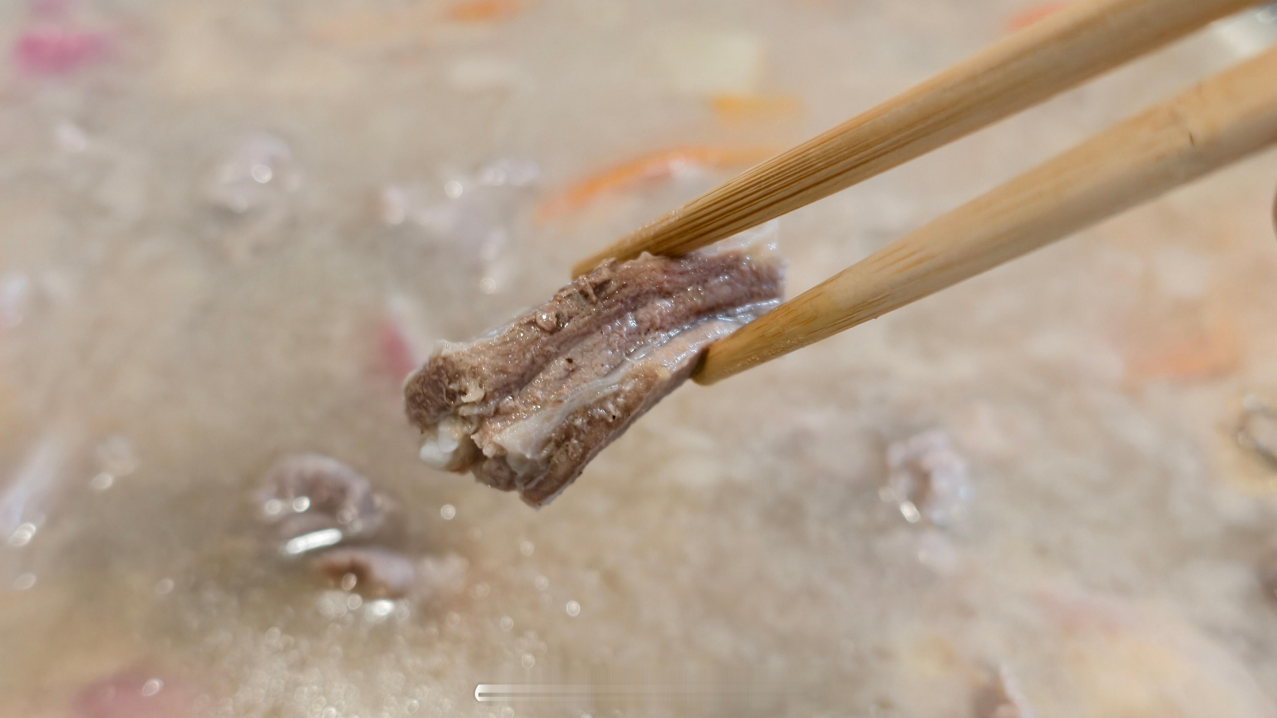 唉。来了呼和浩特，一对比才知道。之前在上海吃的冰煮羊，都是啥玩意啊羔羊肉，主打一