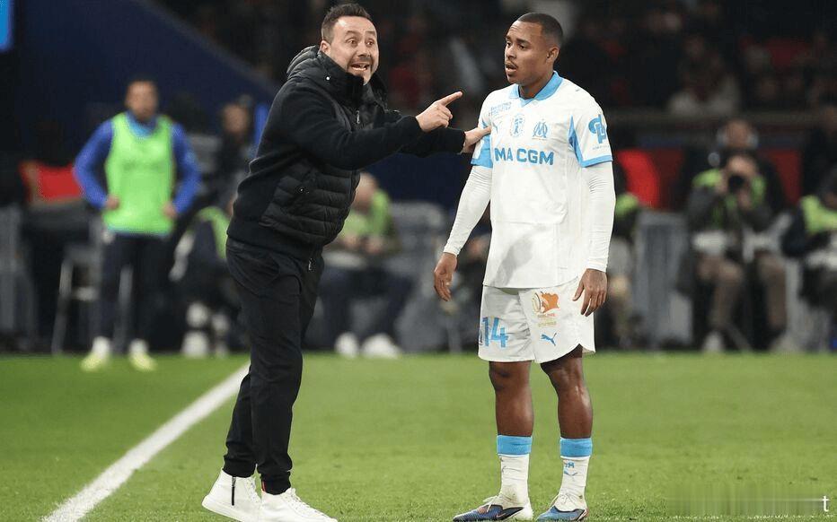 马赛主教练德泽尔比出席0-5惨败给巴黎的法甲赛后发布会。 为什么你的球队总是状态