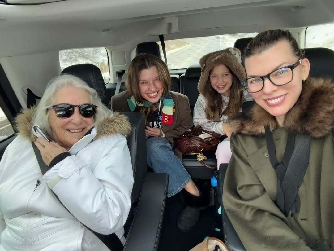 milla jovovich米拉乔沃维奇跨年和家人朋友一起滑雪度假去了，虽然期间