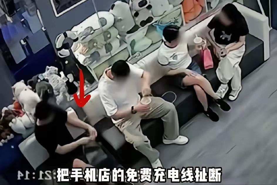 干得漂亮！
哈尔滨媒体，直接把在烟台扯坏充电线、还让同行人当“帮凶”的肖姓男子高