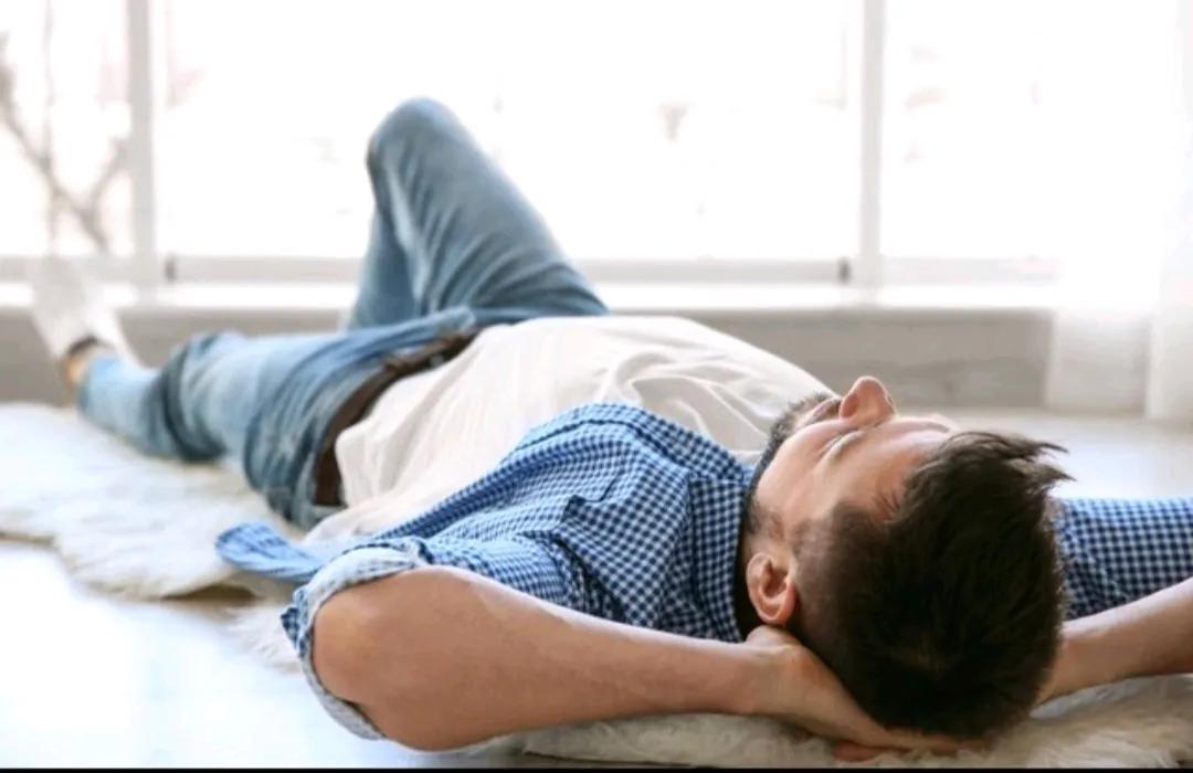 男人为什么非要去追女孩子？
理性地说，男人辛苦几年，搞上几十个W，省着点花，生活