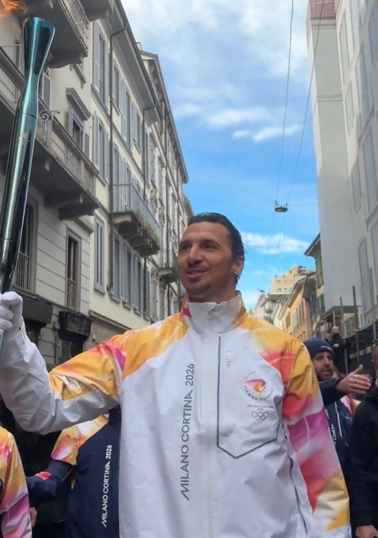 #伊布传递米兰冬奥会火炬#AC米兰名宿的伊布拉希莫维奇，以火炬手身份参加了米兰冬