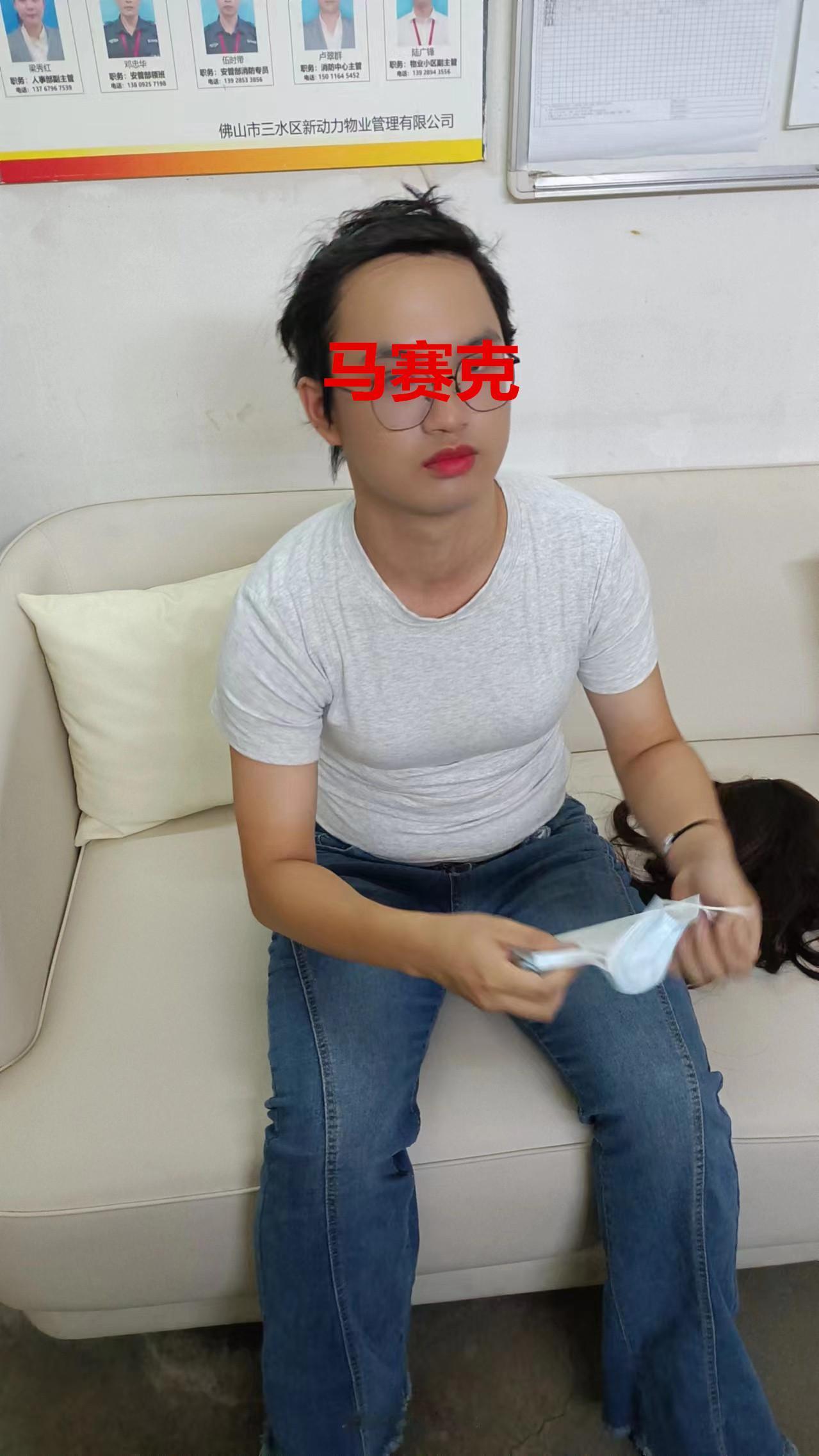 这也太吓人了！商场抓到一个男扮女装，专门到女厕所偷拍的，商场的物业经理让受害者一