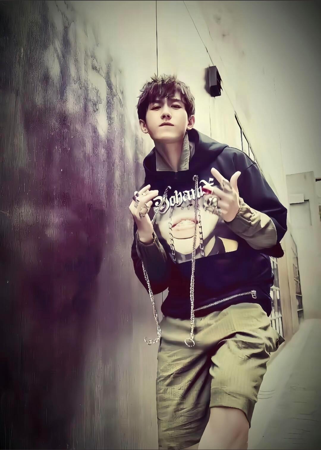 谁懂啊！早期成毅居然是这种街头潮男范儿😲金属链条、工装短裤配嘻哈手势，拽拽的少