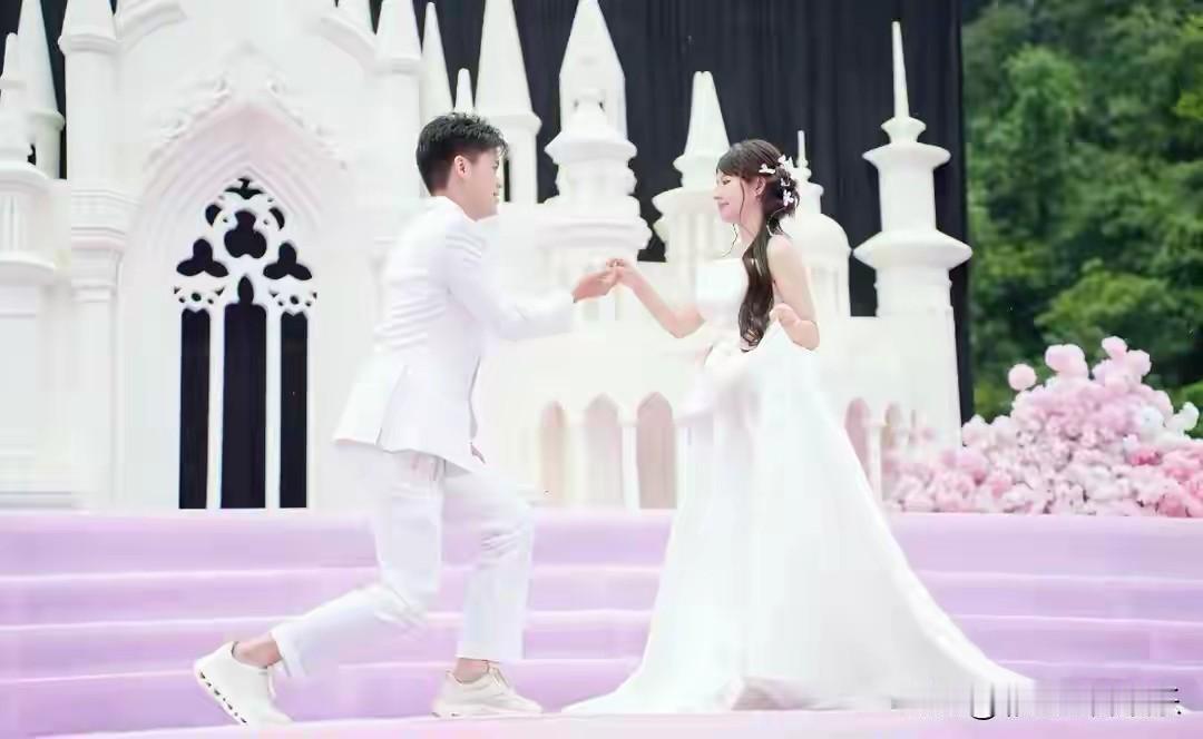 阿梓怀孕5个月被求婚，总算是给了阿梓一个体面的求婚仪式，阿梓是二婚，总算遇到真爱