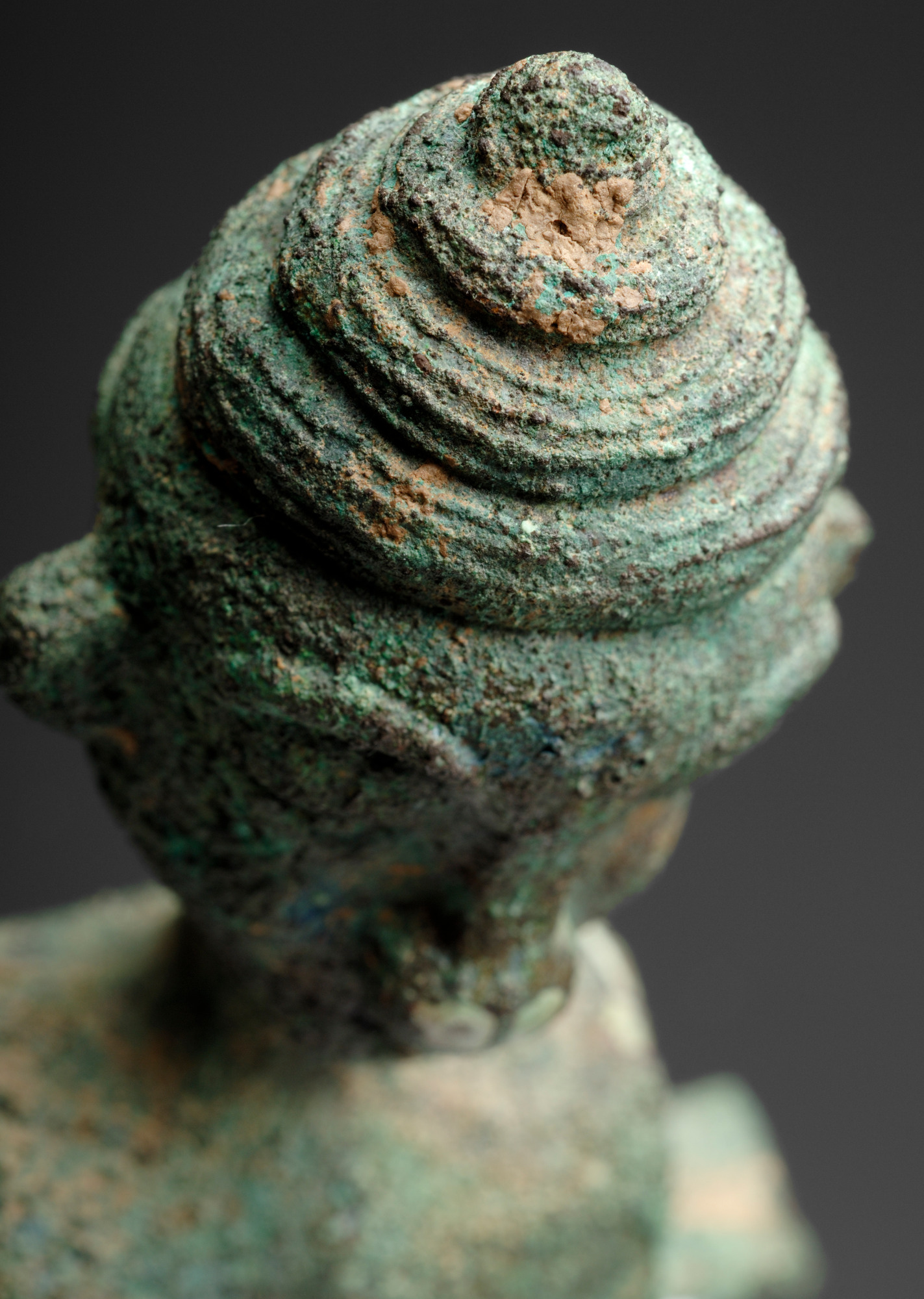 瑞典斯特哥尔摩亚洲艺术馆收藏的商晚期: 人首内涡纹管銎钺 