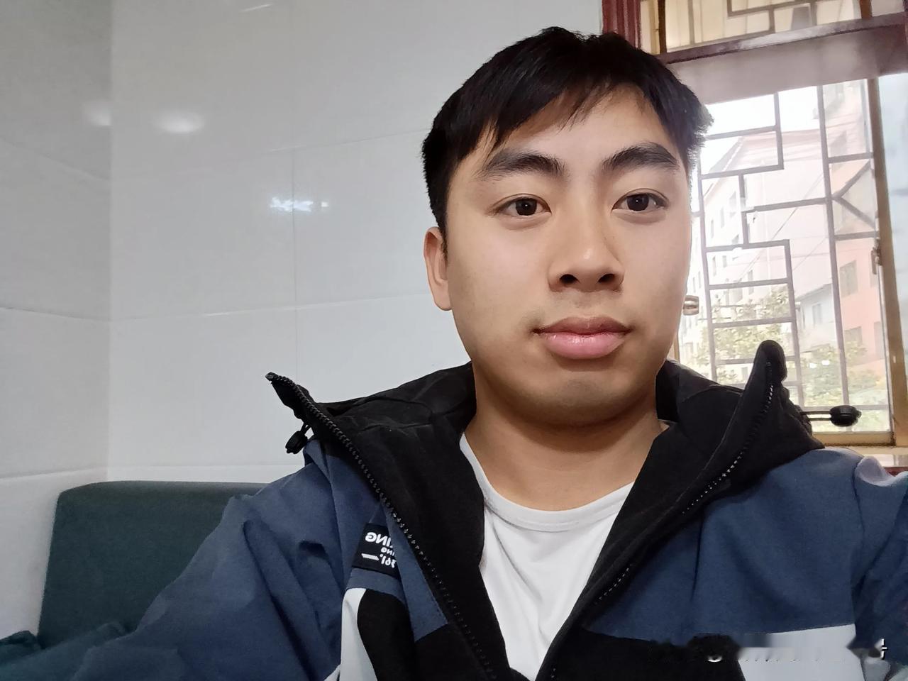 今年27岁，大学毕业3年进入第二家公司
第1家房地产公司：扣除五险一金后到手6千