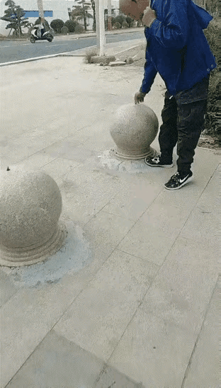 这个也太缺得了吧？在路边，你弄几个石柱子，不让车子过也就算了。还不想让人坐，你还
