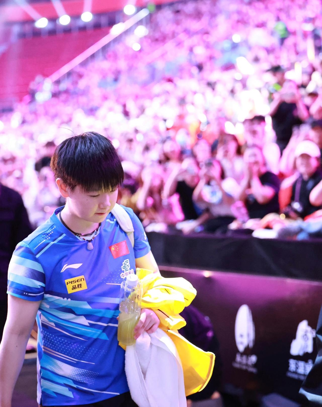 莎莎好!
教练都这么夸。
省队小杨：“人缘好，球又好，特别单纯，没一点坏心眼。”