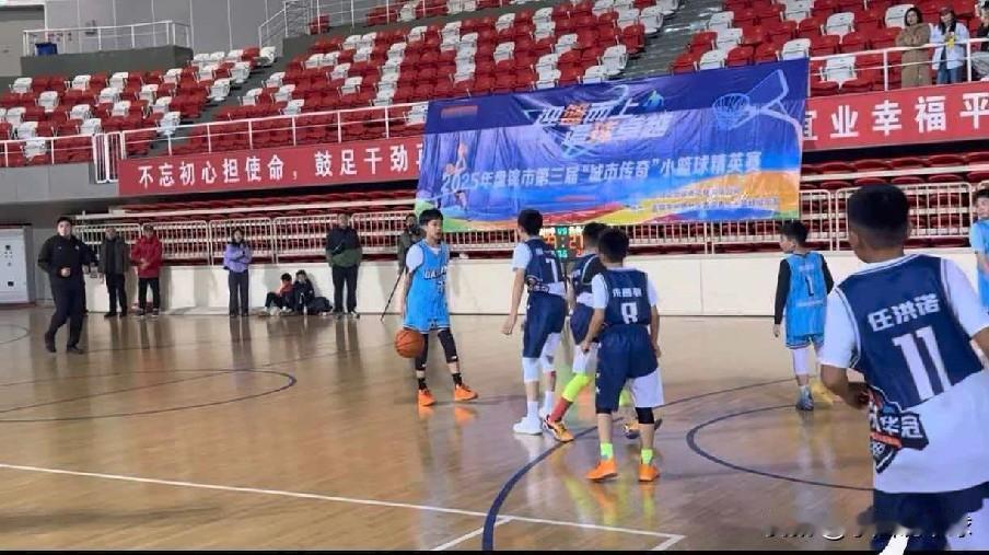 辽宁青少年比赛！家长冲进场打小孩

近日在媒体发的视频中看到，一个名叫盘锦市找篮