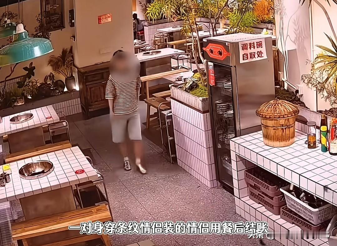 集美吃95元火锅，因团购券纠纷怒倒8瓶调料进锅底！男友冷眼旁观全程不阻拦
 
重