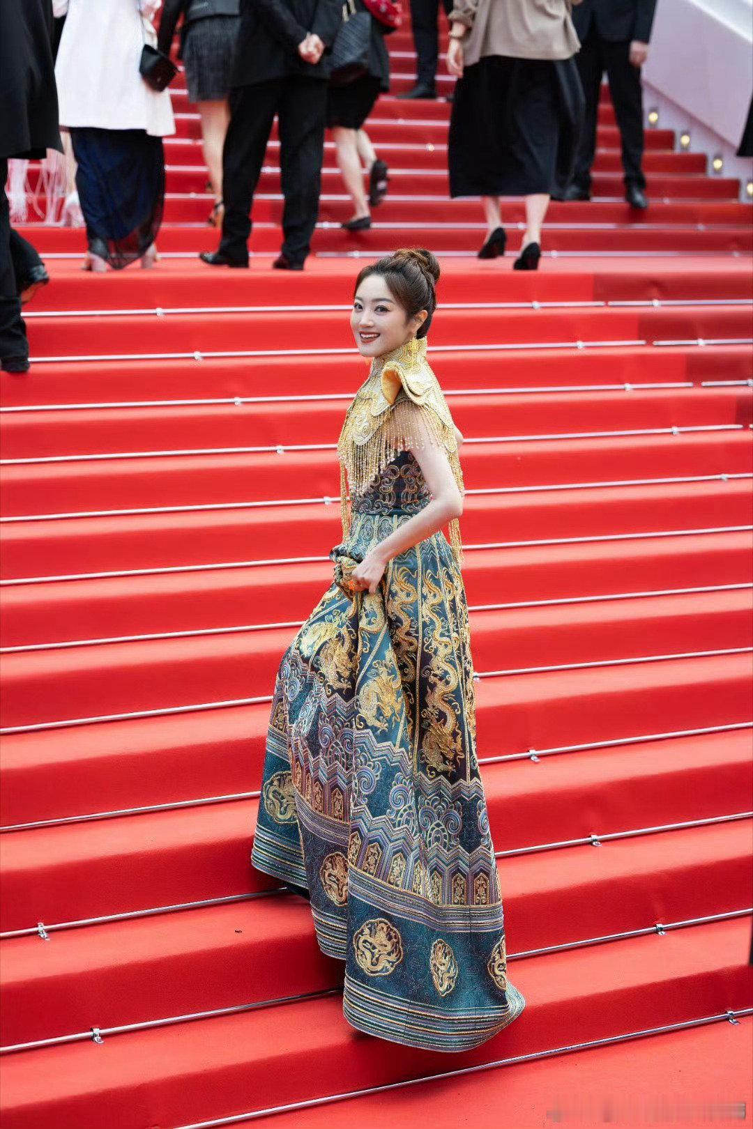 王小玮去完格莱美去戛纳王小玮新歌首唱在戛纳谁被王小玮格局圈粉，格莱美之后亮相戛纳