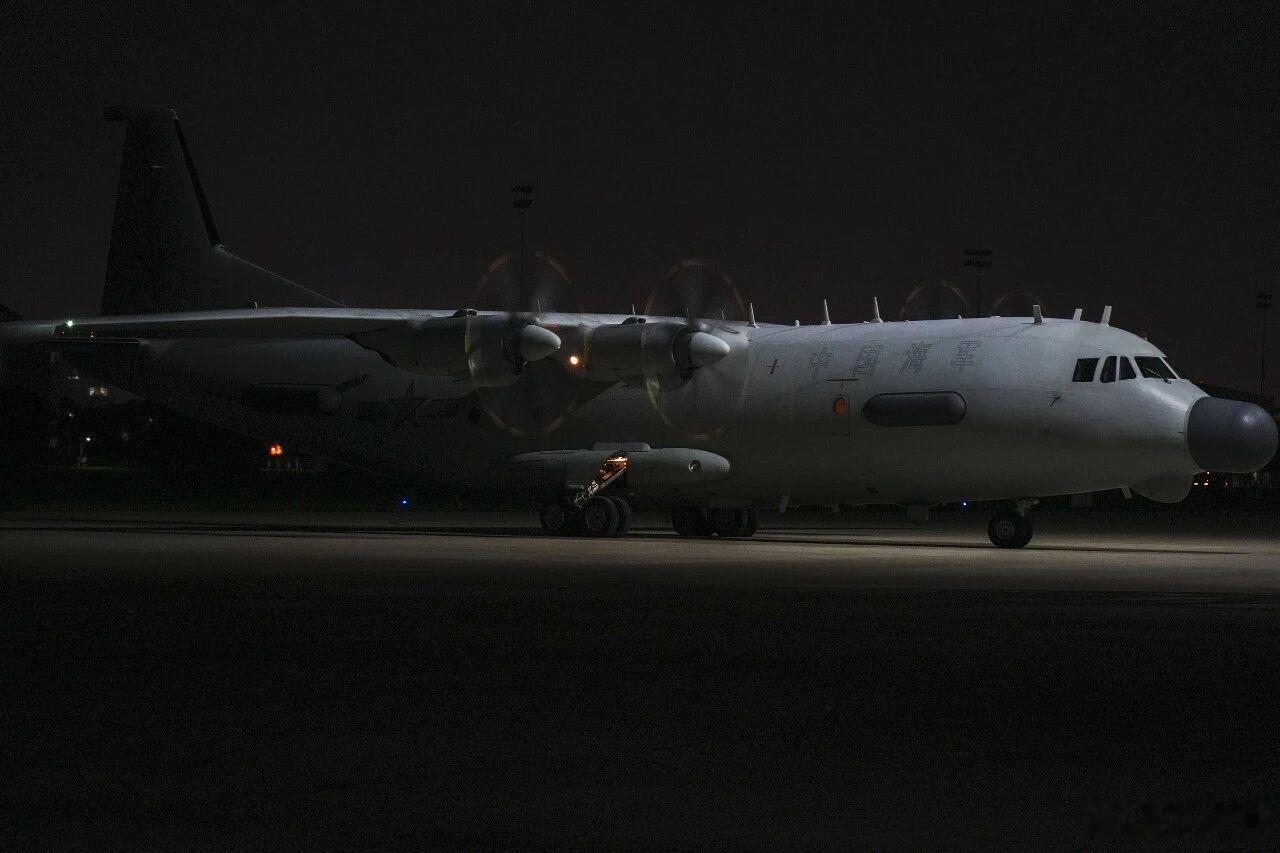 东部战区海军航空兵某部组织多课目、高强度、跨昼夜飞行训练 