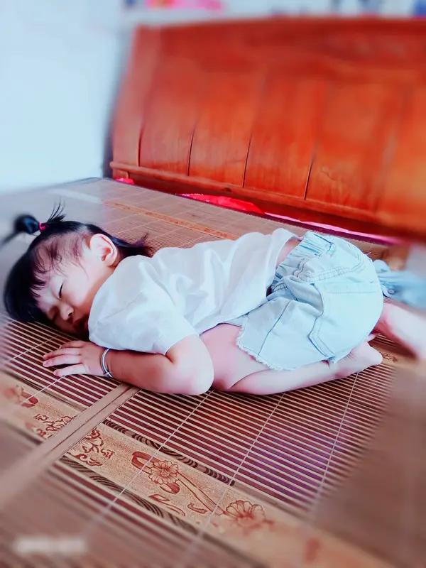 人类幼崽的睡姿真的像开盲盒，太让人惊喜又意外了。网上好多宝妈分享自家萌娃睡觉视频