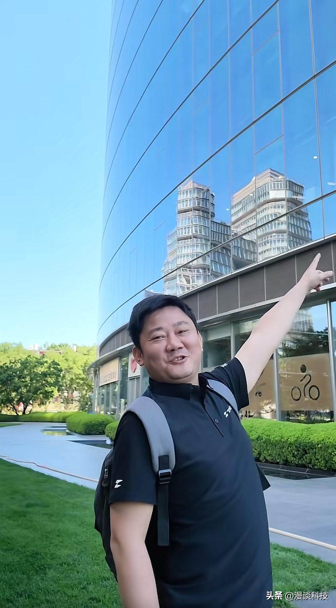 张雪在北京指着一处高楼大厦：等我赚到钱，我们也修一栋这样的楼。不管行不行，先把牛