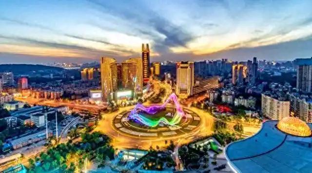 生活方式与基础设施的提升

红莲湖体育公园预计明年5月开放，足球场的草皮已经铺设