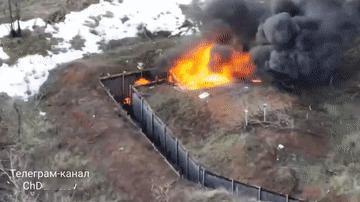 图中的一幕发生在俄乌前线的战壕里。

一名乌军士兵被凝固汽油弹一类的武器击中，浑