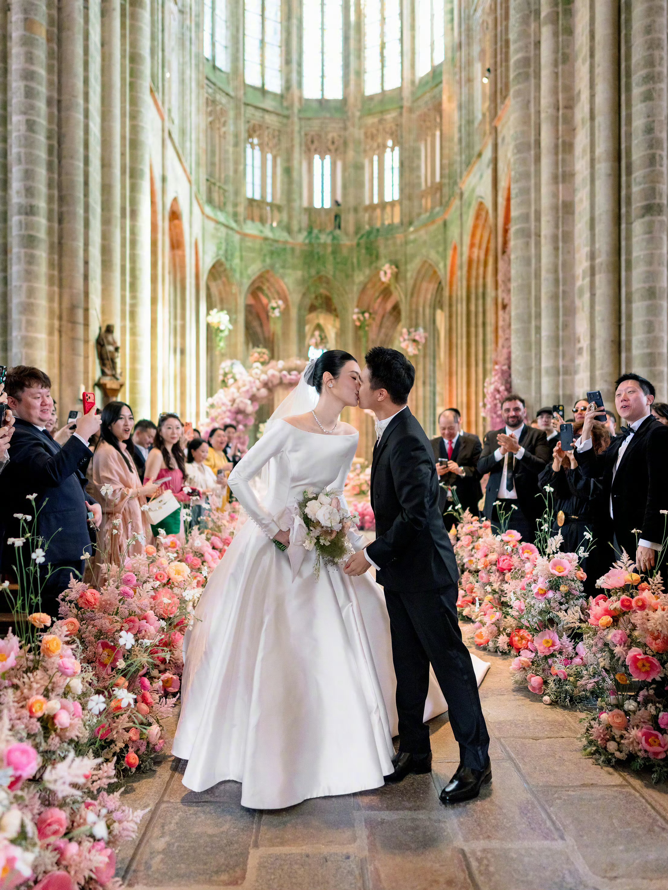 奚梦瑶晒婚礼照片奚梦瑶分享和何猷君婚礼现场图～温馨美丽