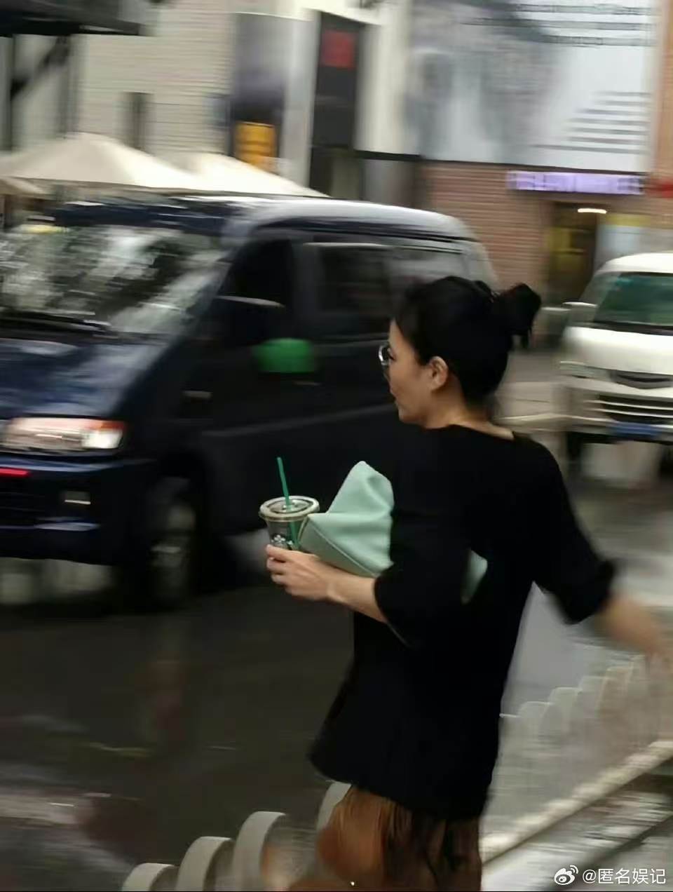西安城墙偶遇王菲借着演唱会相聚西安，两人同逛古城墙，简单同行处处流露默契爱意。 