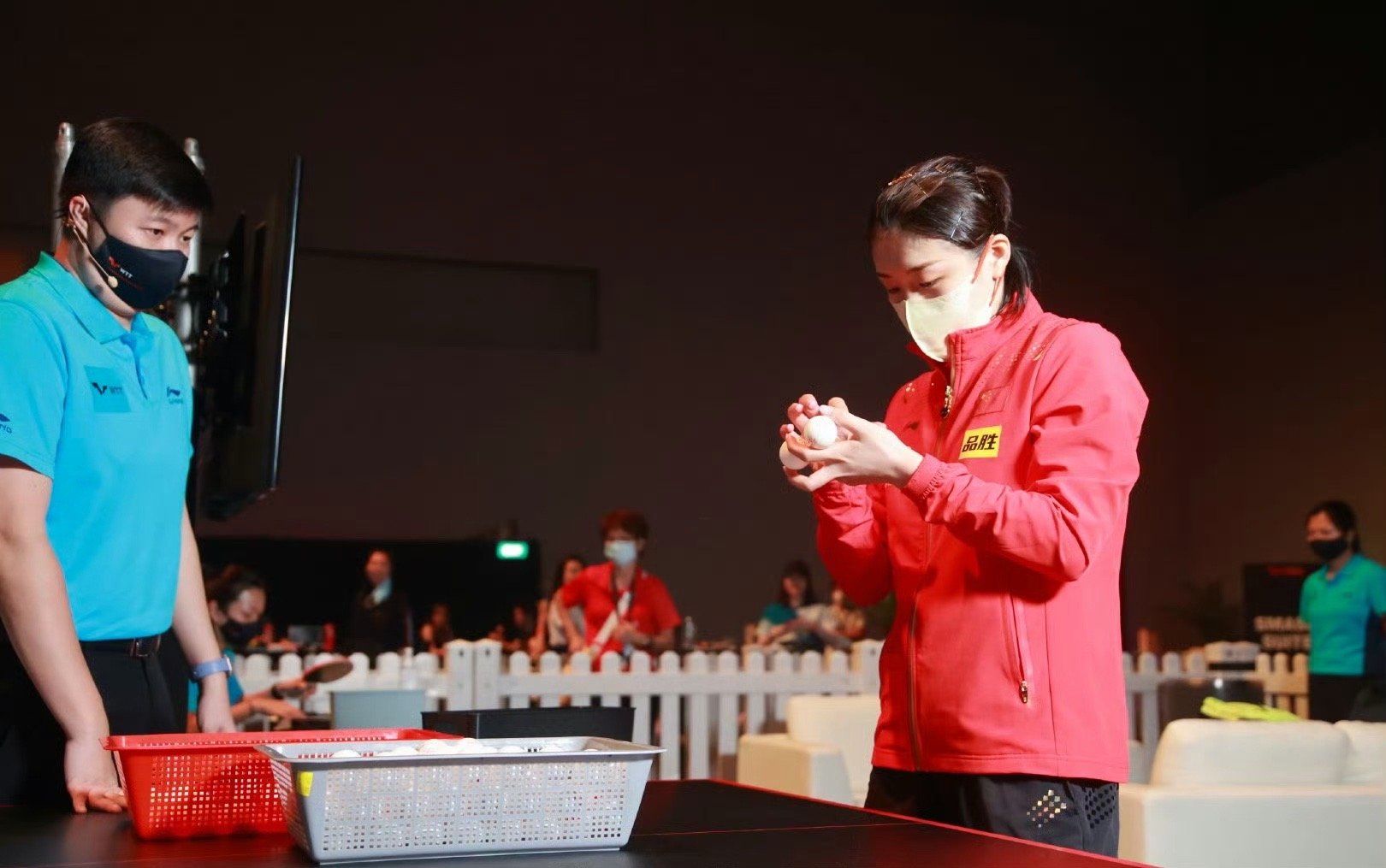 认真挑球的宝宝【我就是这个小白球】