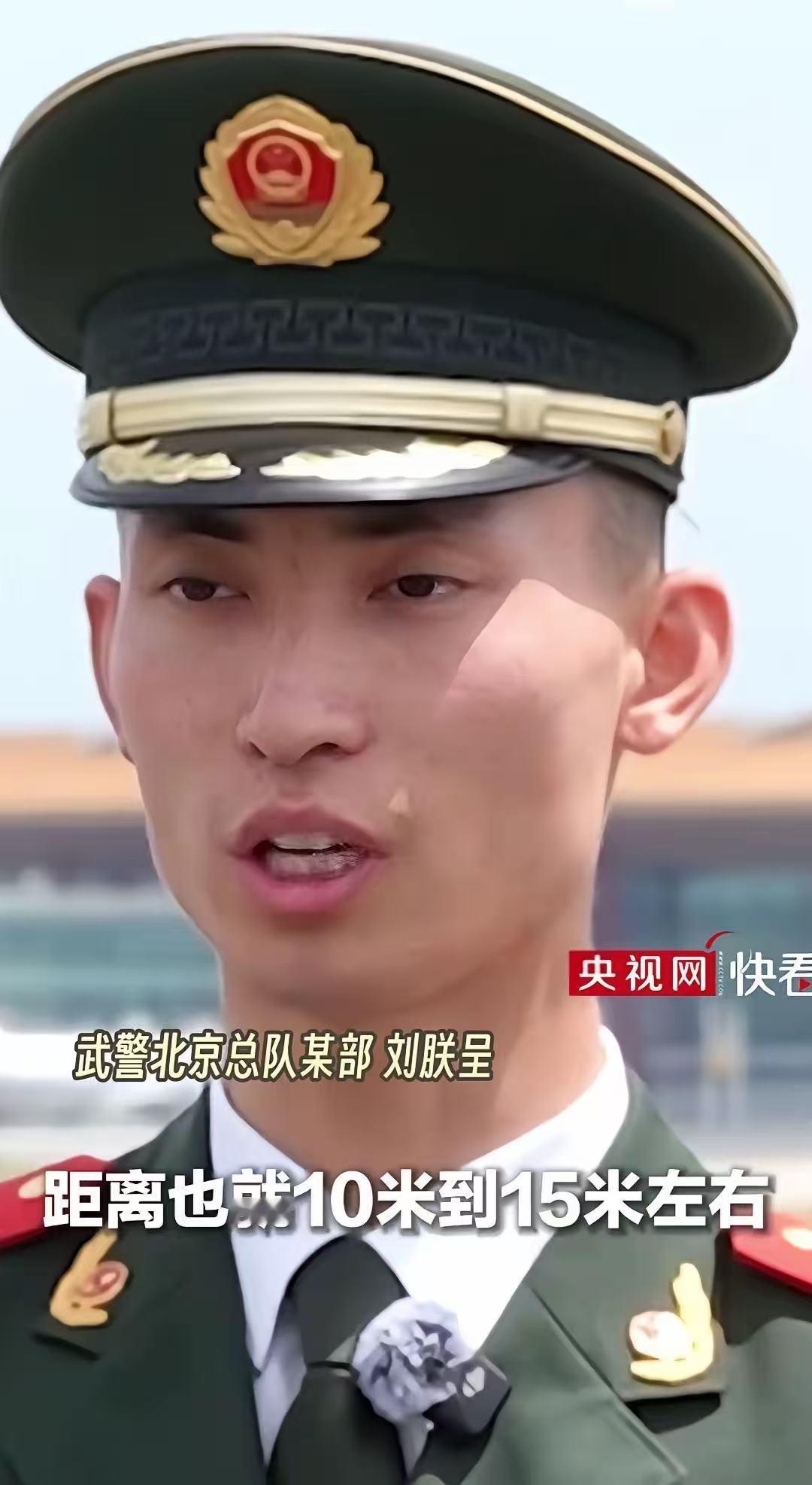 谁看了这段画面
能不起一身鸡皮疙瘩。
特朗普的空军一号，擦着他身后10多米的位置
