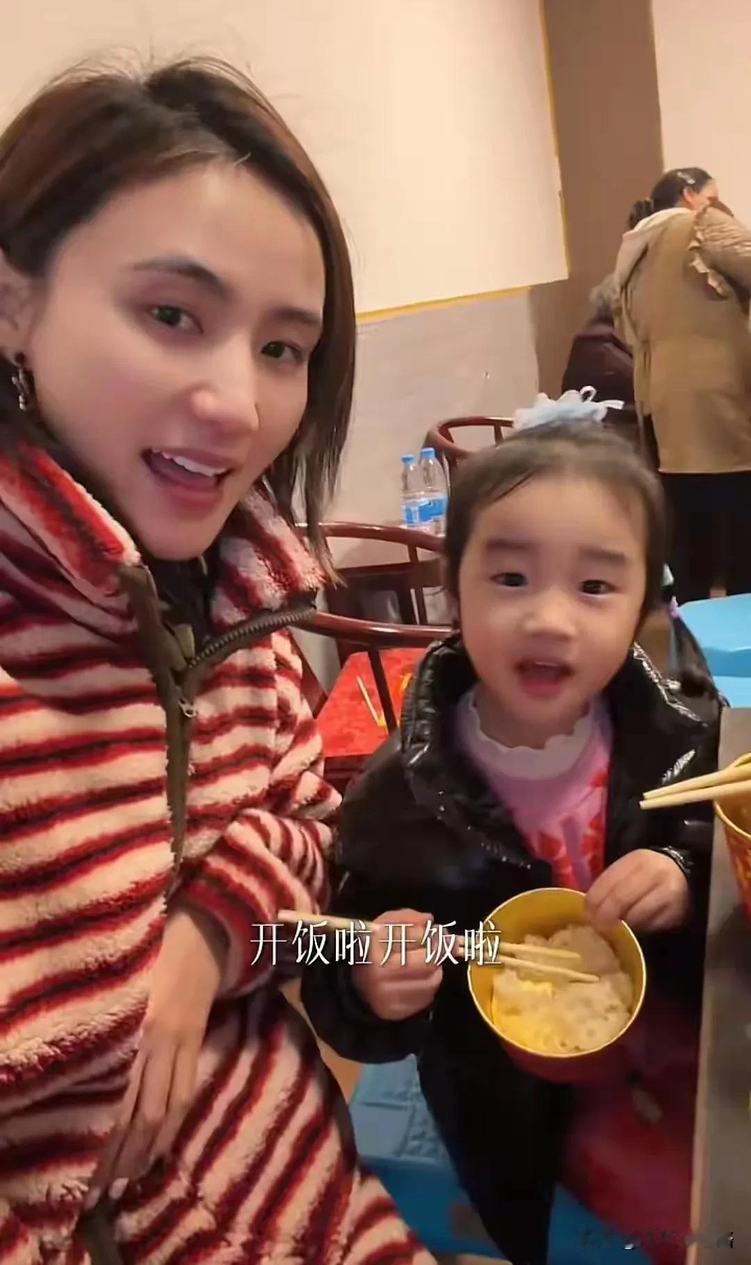 我是越来越搞不懂李亚鹏前妻海哈金喜了，回四川老家过个年，
不仅穿大棉袄到处晃，还