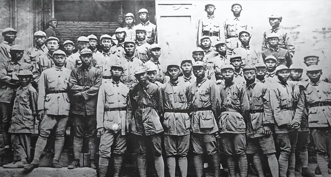 1936年的春天，贵州一个山坳里的小村子，来了几个走路打晃的兵。
 
为首那个掏
