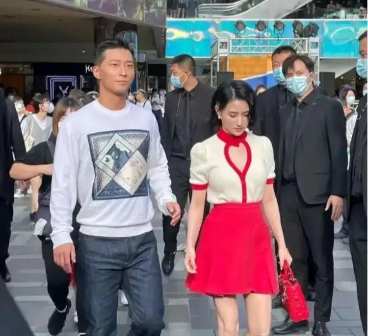 窦骁带何超莲逛商场，保镖九名保镖大秀
窦骁紧随其后，何超莲身穿红色连衣裙短发，十