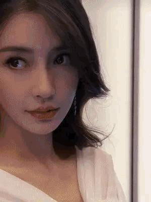 杨颖北鼻这一抬眸太像杨雪了！
杨颖确实挺美的，这套妆造更显大气，第一张跟杨雪好像