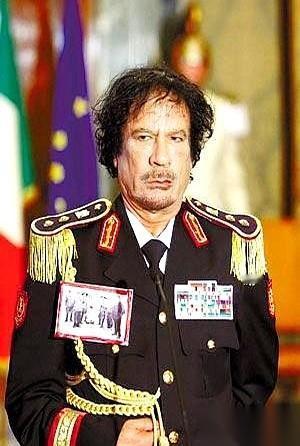 卡扎菲、萨达姆，这些人，名字听着一个比一个横。
感觉他们的江山，稳得跟铁桶一样。