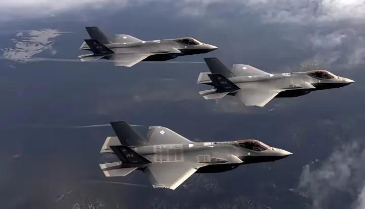 丹麦允许士兵首先对美开枪，想靠550人+狗拉雪橇，抵挡美军F-35？
 
很多人