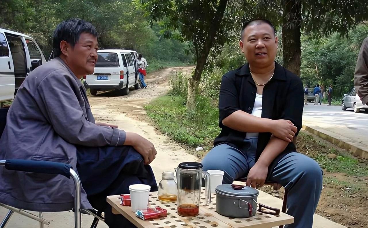 近几年很多人都拿赵本山和郭德纲相提并论，为啥潜意识里感觉按赵本山的资历这俩人压根