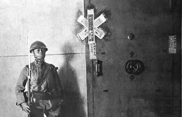 日本鬼子在沈阳抓到中国军警，手段极其残忍，用煤油或用镪水烧死，并猖狂地说：“拿枪