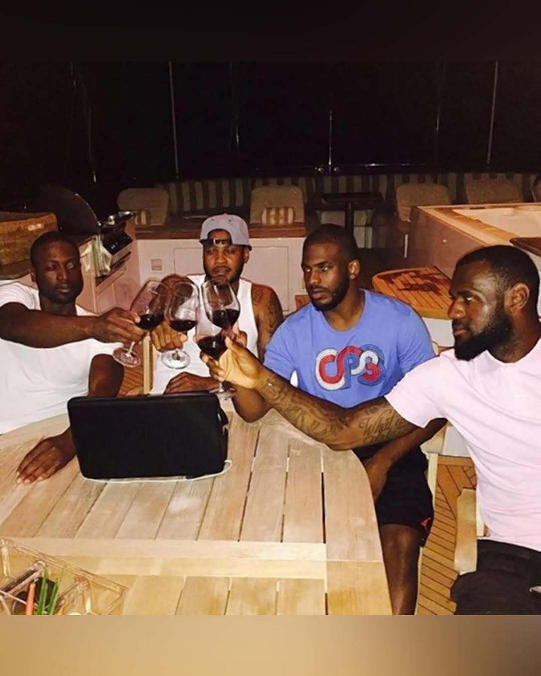 保罗正式退役后，香蕉船兄弟，也只剩老詹一个人还在打球了。任时光匆匆离去，我只在乎