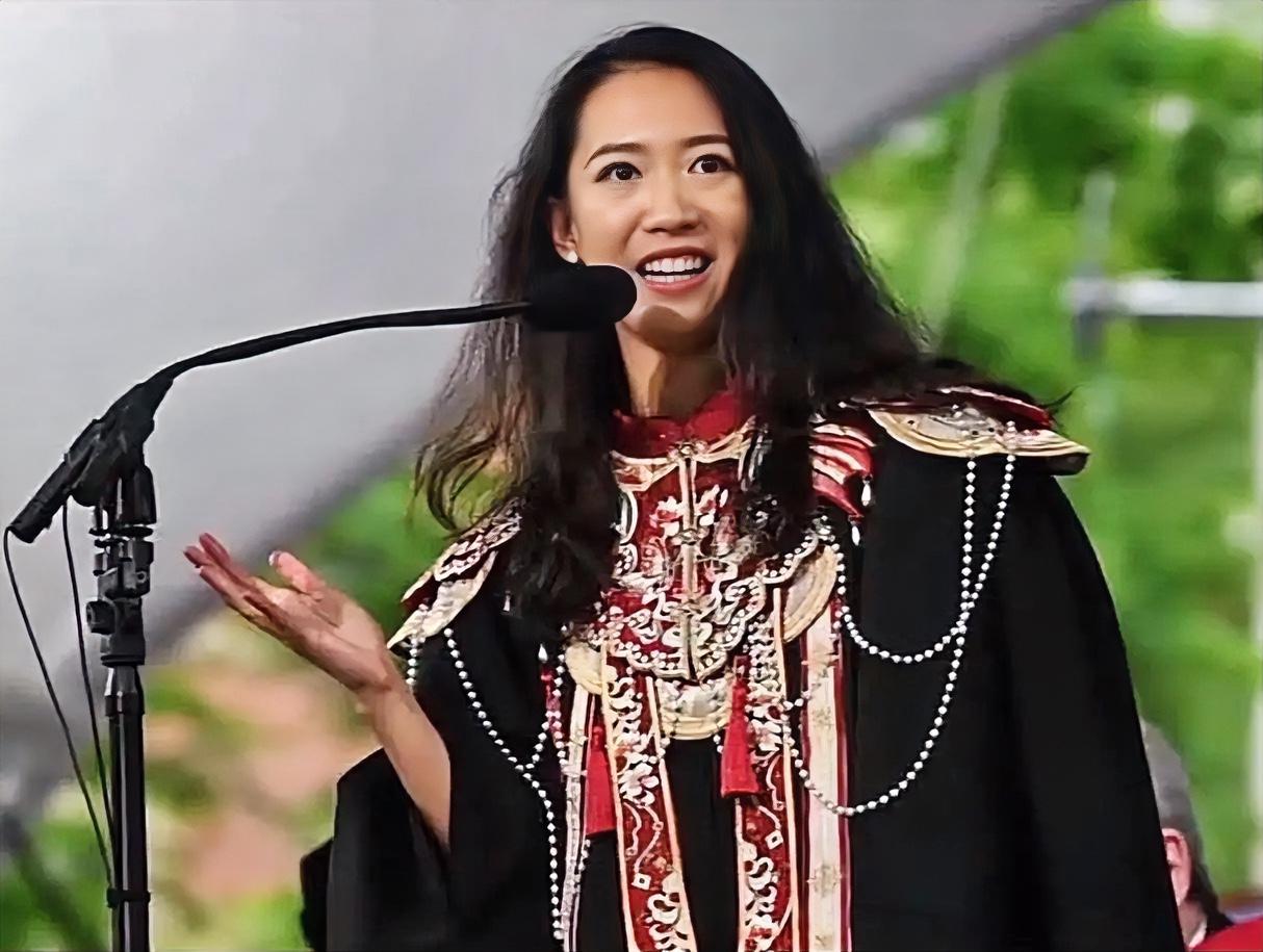 记得特朗普毫不留情的指责哈佛大学：美国高考满分1600分的学生进不去，他们倒录取