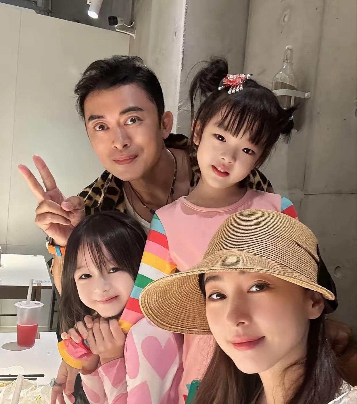 贾晓晨的女儿真是可爱极了，模样精致得如同洋娃娃一般，让人忍不住多看几眼。看来，找