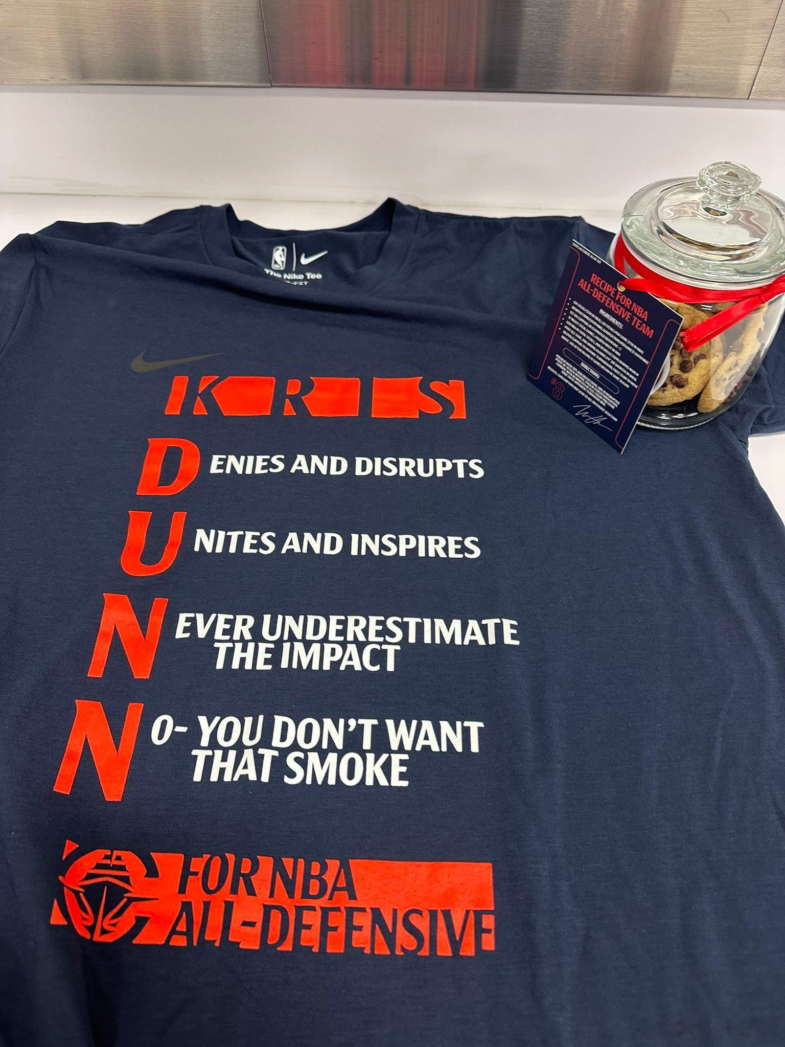 加兰展示快船为邓恩入选防阵设计的衣服，该藏头诗是范甘迪设计的！【KRIS DUN