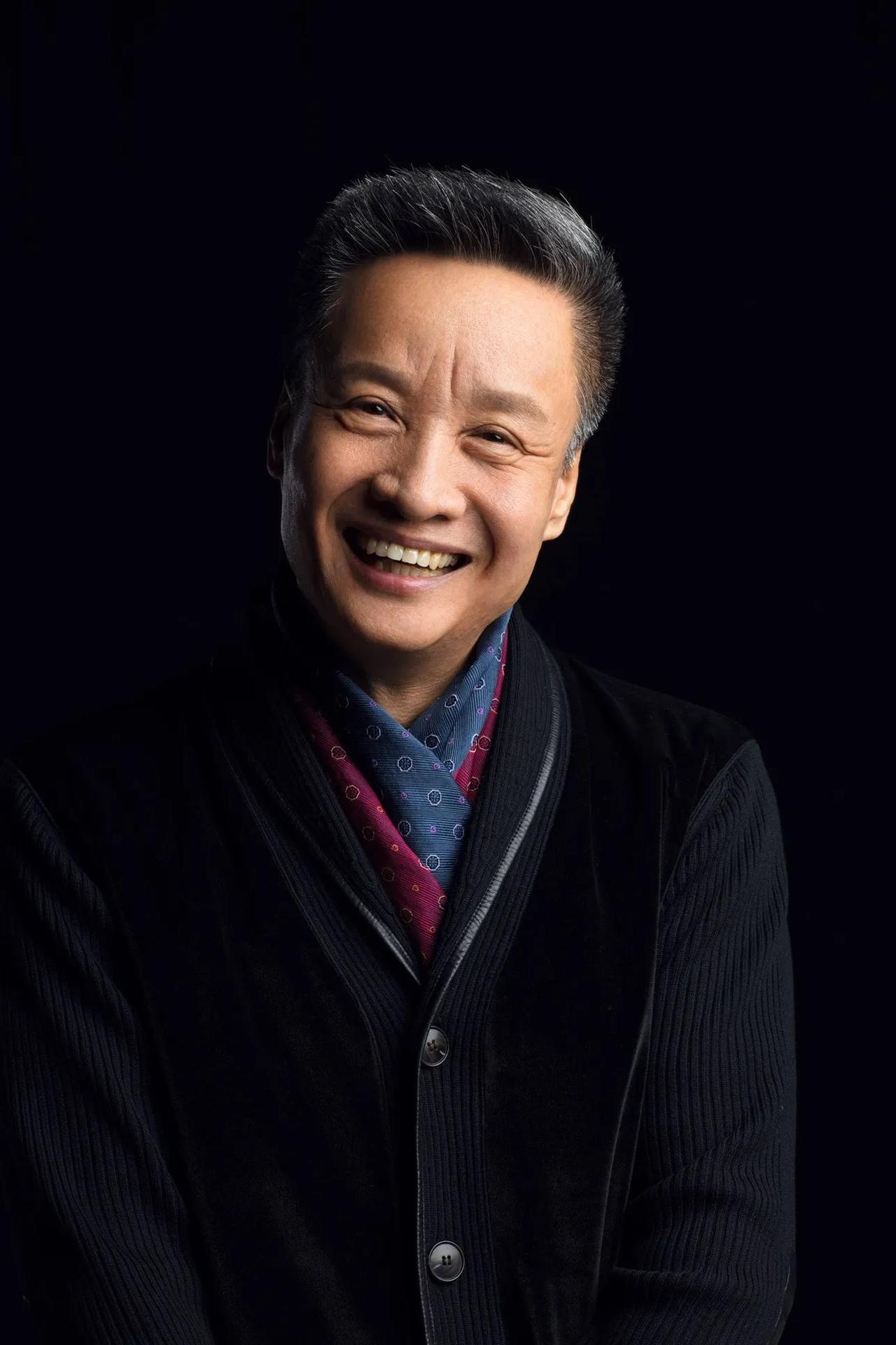 阎维文的家庭成员主要包括：

一、父亲

阎紫枢，太原矿山机械厂的一名普通工人 