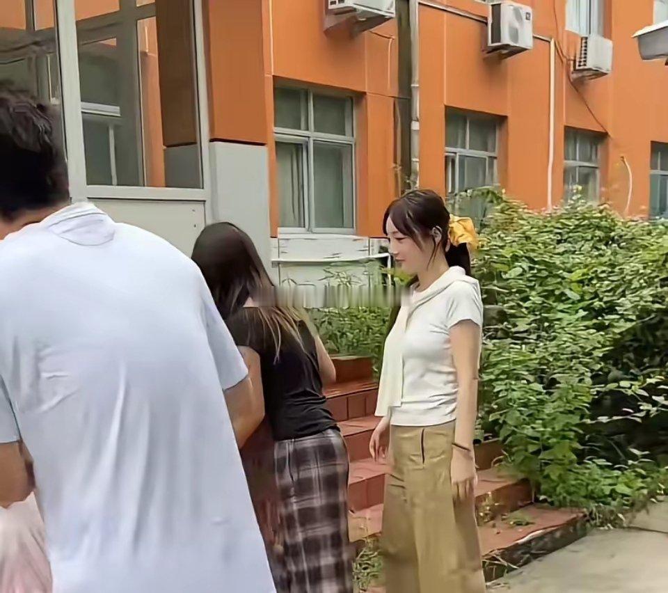甜馨贾乃亮一家同框了！甜馨和爸妈做公益一家人又同框了，终于不再像以前出游玩的时候