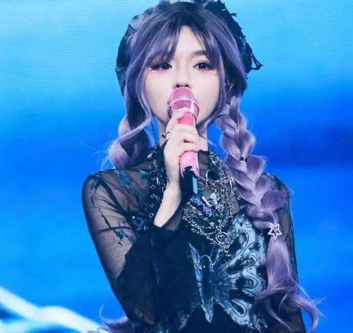 黄霄雲，一个假装很火的歌手。

黄霄雲翻唱歌曲的文案“碰瓷”单依纯，工作室承认并