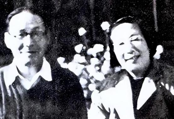 1955年上海副市长潘汉年入狱，香港数万家产的妻子董慧被囚7年，出狱后她放弃一切