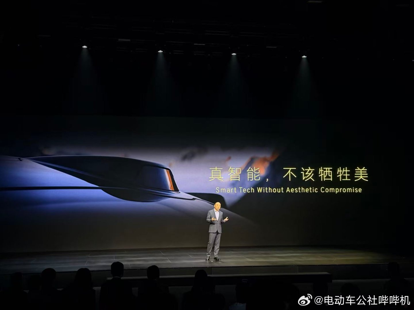 接上一条，路特斯真不愧是空气动力学的王，居然给路特斯FOR ME用了可隐藏式激光