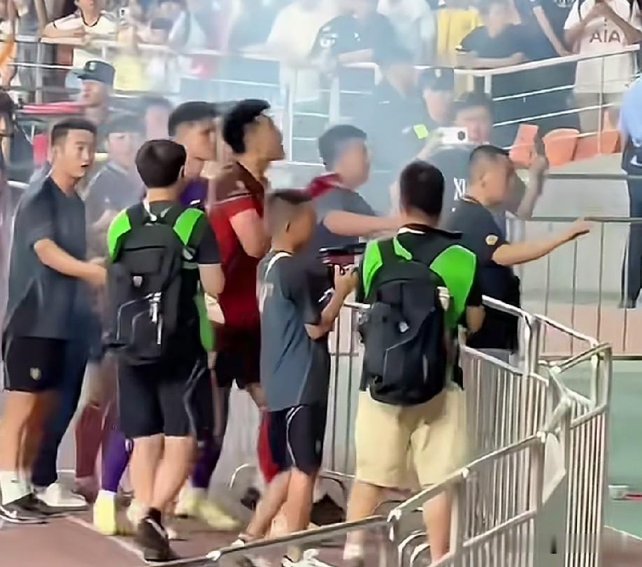 没想到冯伯元竟然化身“暴怒哥”准备和看台上球迷干上一架，但问题是面对这么多的球迷