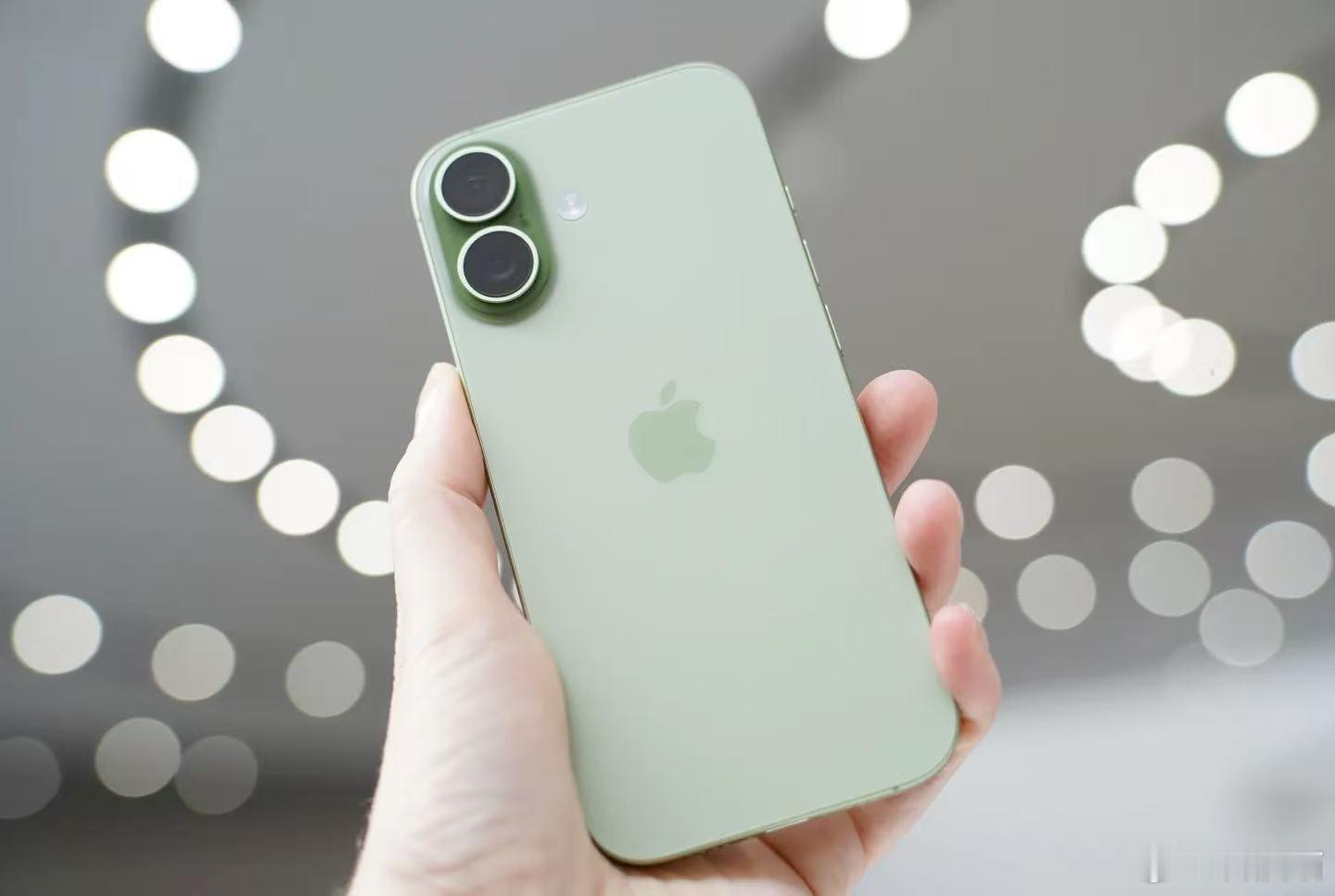 苹果要求提高iPhone17日产量报道称，苹果要求立讯精密将标准版 iPhone